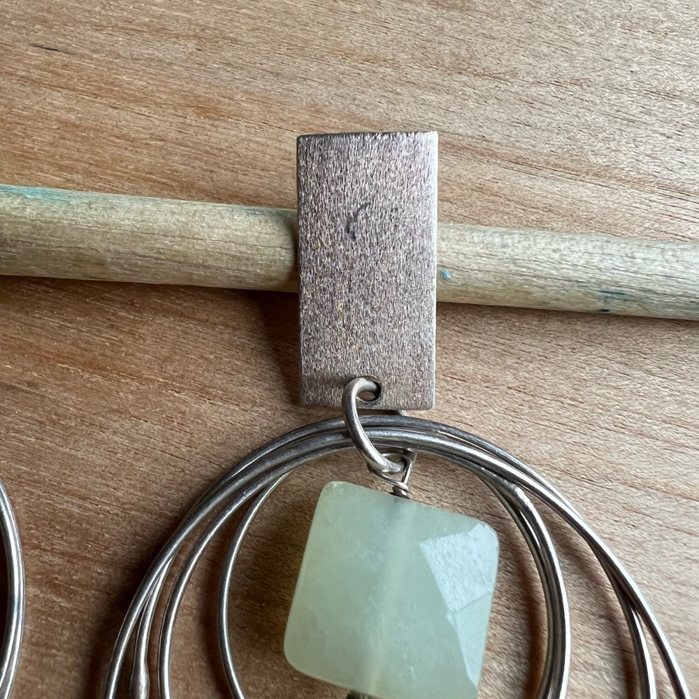 Artisan silver concentric circle dangle earrings with square green stone - Picture 4 of 12